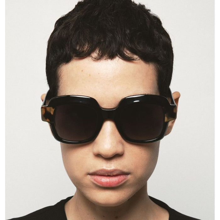 Lynn, Black/Grey Gradient Lenses